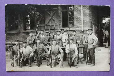 Foto Ansichtskarte AK Münsingen 1917 Soldaten Gruppenfoto Kaserne Gewehre reinigen